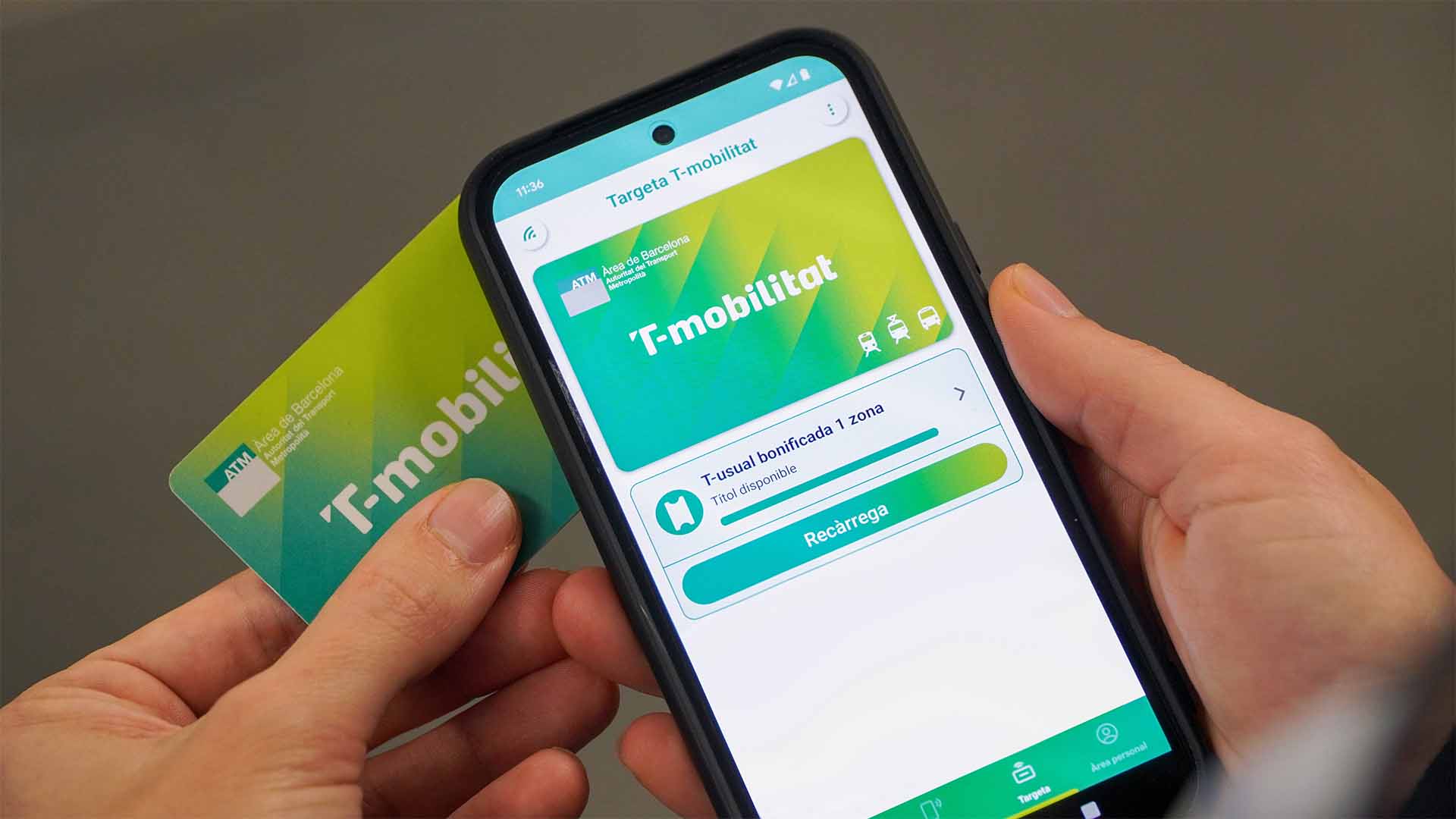 Una persona carrega la T-usual bonificada des de l'app T-mobilitat