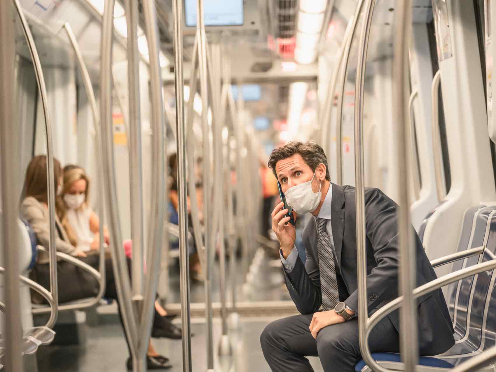 Una persona parla per telèfon des del metro.