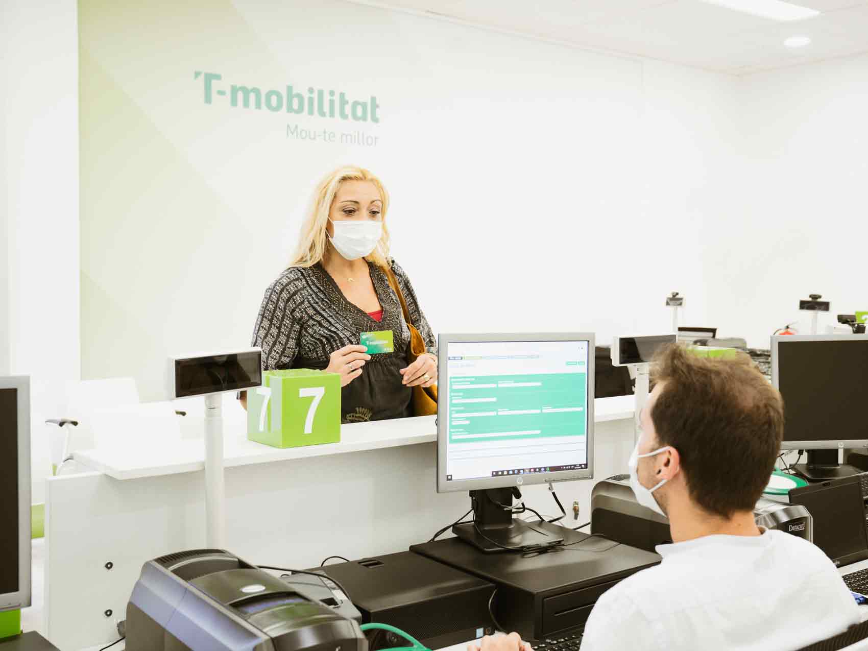 Una clienta és atesa al Centre T-mobilitat.