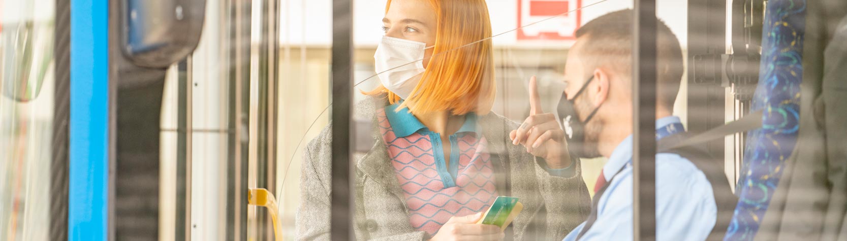 Una persona demana ajuda al personal d’autobús.