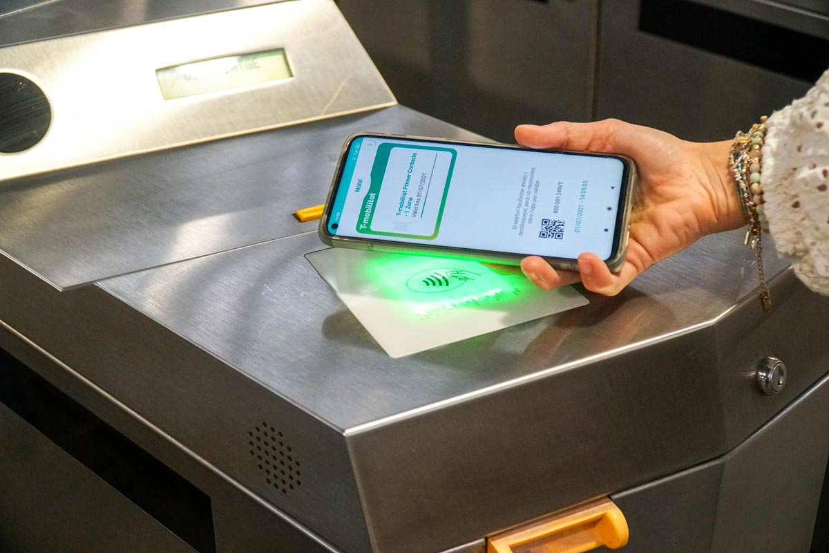 Un mòbil valida en un sensor sense contacte.