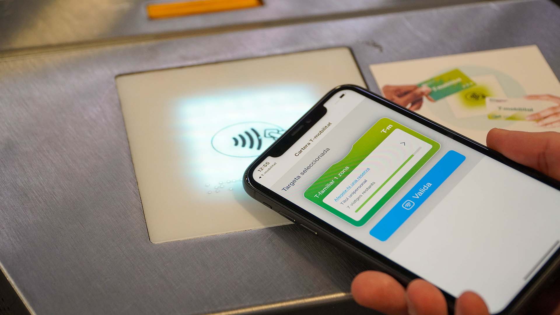 Un iPhone validant en un pas ferroviari.