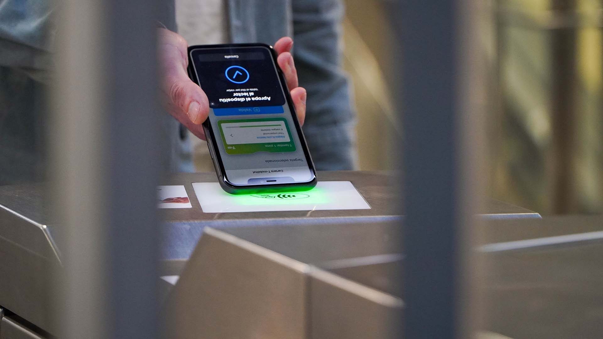 Un iPhone validant en un pas ferroviari.