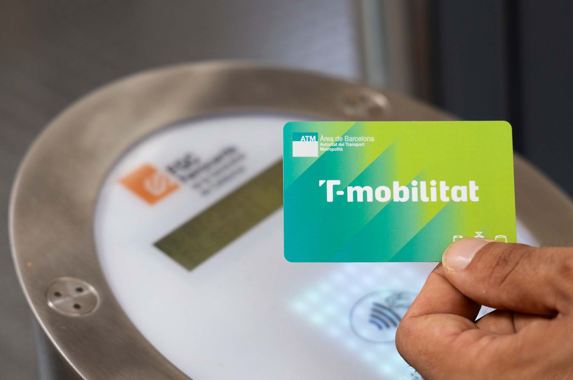 La tarjeta T-mobilitat conel logotipo de la ATM de Barcelona.