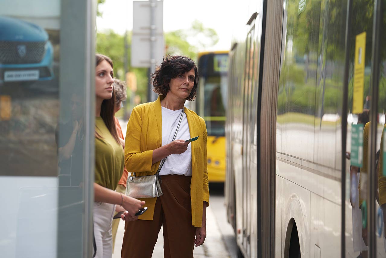 Una persona espera el bus amb la seva T-mobilitat.
