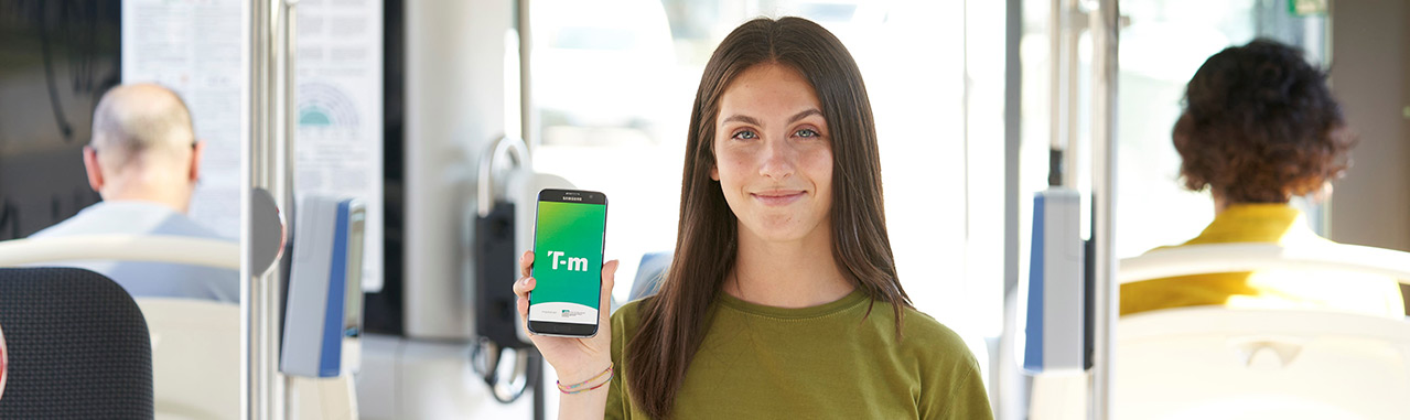 Una persona muestra la app T-mobilitat