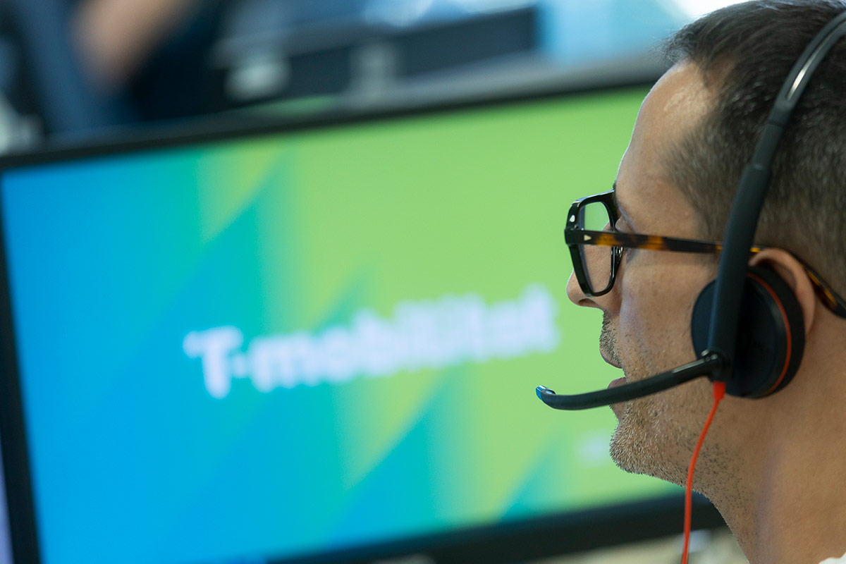 El personal del centre telefònic de T-mobilitat presta servei