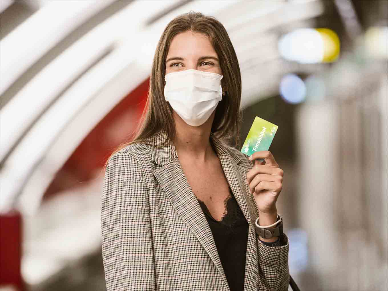 Una persona mostra la seva T-mobilitat, que permet accedir a tota la xarxa de transport.