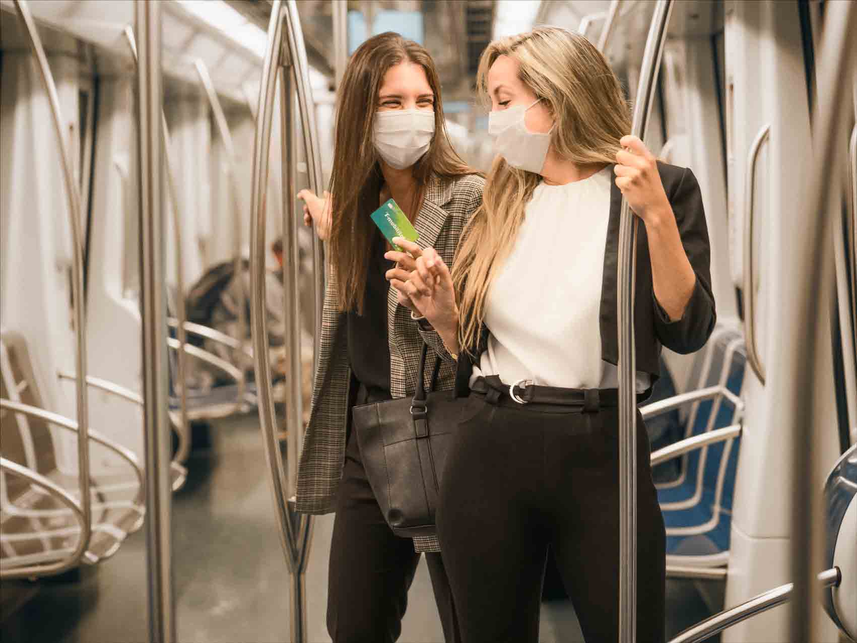 Dues amigues fan broma dins del metro