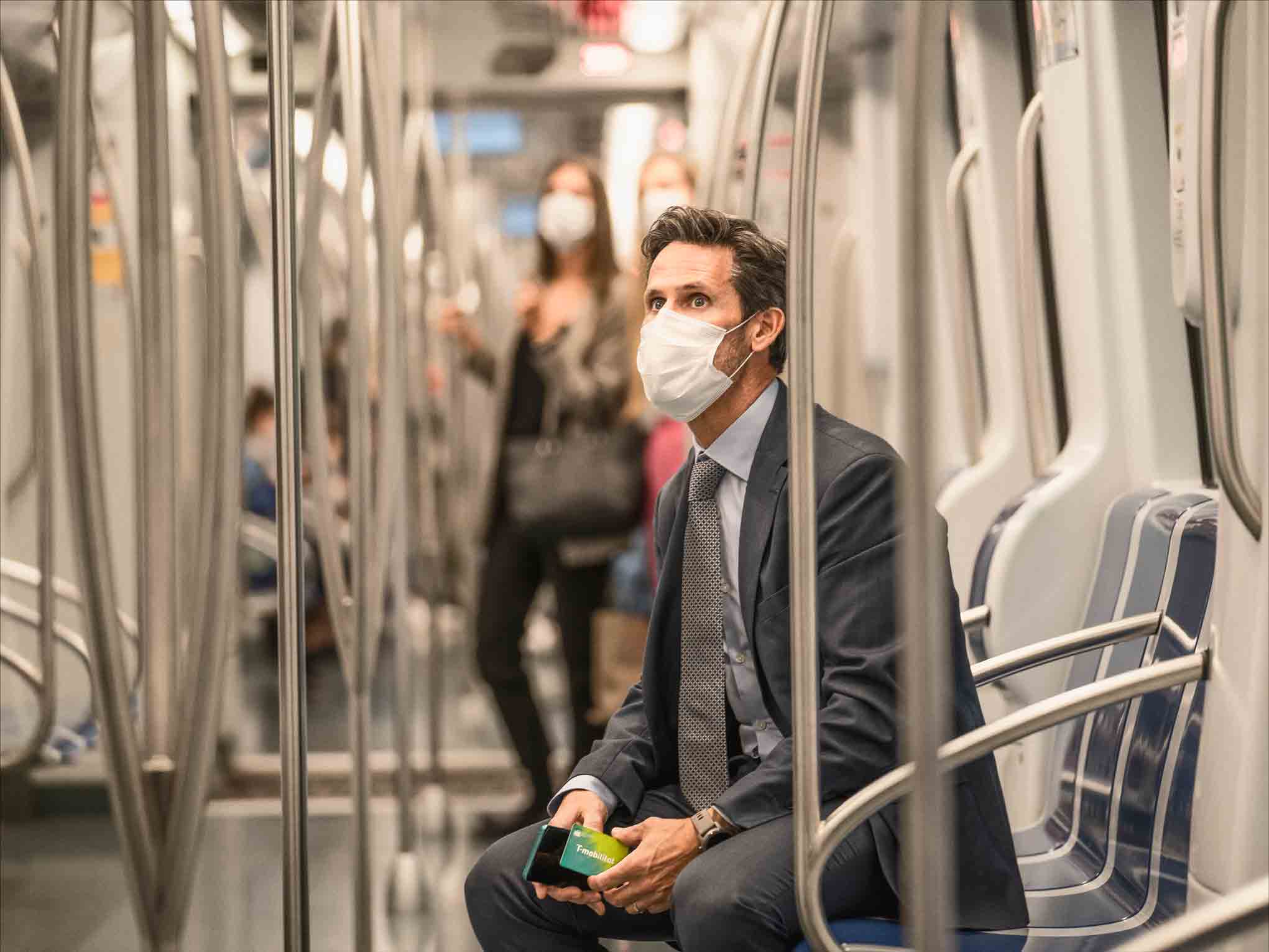 Una persona viatja en metro amb la T-mobilitat, que permet accedir a tota la xarxa de transport