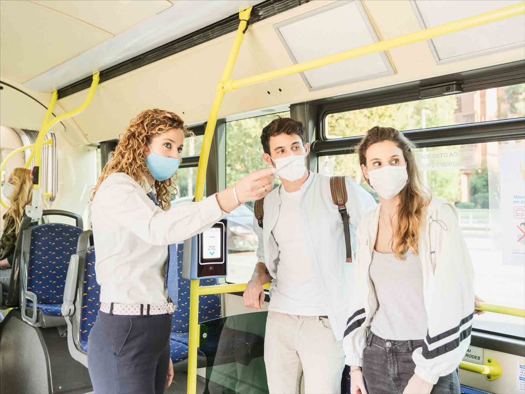 Personal de conducció ajuda a dos joves en un autobús